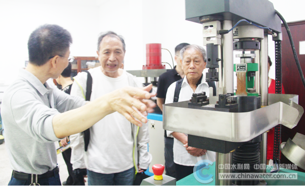 市民群眾參觀科研機(jī)構(gòu)實驗室