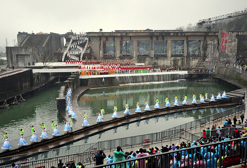 圖為我院學生參加2011中國都江堰放水節(jié)場景001.jpg